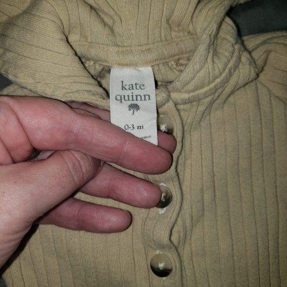 Kate Quinn Outfit - Picture 2 of 2